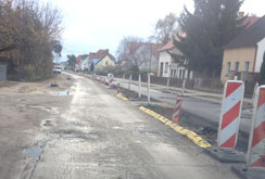 Blick auf Straße mit Löchern, heute früh Foto von der Fahrspur in Höhe Gartenstraße, wo kein Beton mehr vorhanden ist - heute früh.