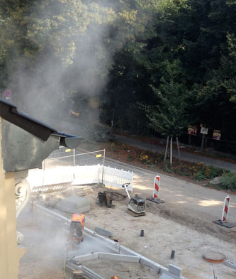Staub Foto von einem Arbeiter, der Steien schneidet - viel Staub - ist zu sehen.