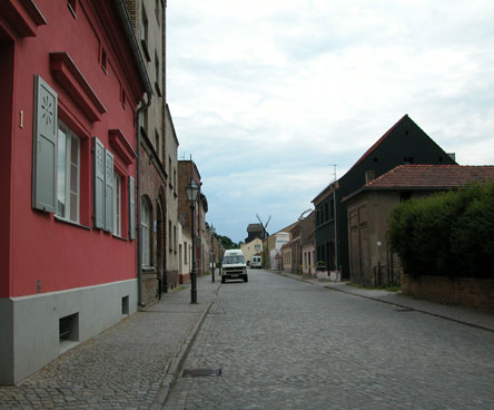 Mühlenstraße 2002 gesehen Foto vom schwarzen Haus in der Mühlenstraße 2002 ist zu sehen - heute.