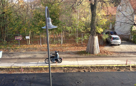 Blick auf Straße mit Motorradfahrer, heute früh Foto von der Baustraße mit Motorrad - heute früh.