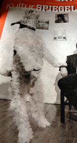 Hund auf Titelseite Foto von einem Titelblatt mit großem Hund ist zu sehen.