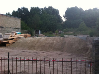 Blick auf den Sandhaufen Eisenbahnstraße 131 heute Foto: Blick auf Baustelle auf dem Grundstück Hausnr. 131 ist zu sehen - Foto.
