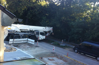 Blick auf den Kran auf der Straße vor Eisenbahnstraße 131 heute Foto: Blick auf Baustelle auf dem Grundstück Hausnr. 131 mit Kran ist zu sehen.