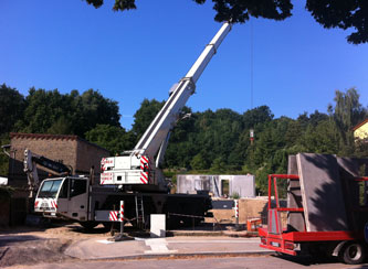 Foto: Blick auf Baustelle auf dem Grundstück Hausnr. 131 mit Kran ist zu sehen.