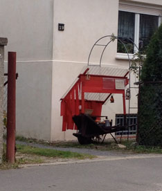 Foto von einem kleinen Verkaufsstand ist zu sehen.