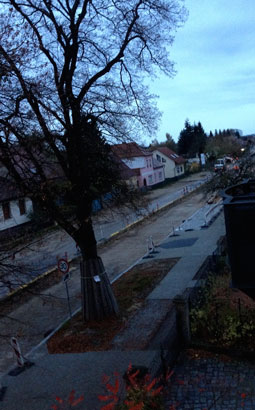 Blick auf Baustraße heute früh Foto von der Baustraße Richtung Kino aus dem Haus - heute früh.