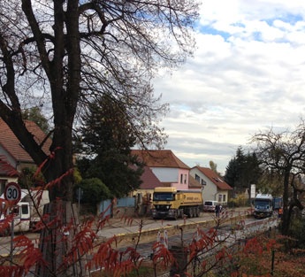 Blick auf Baustraße und LKW heute Foto von Baustraße und LKW - heute.