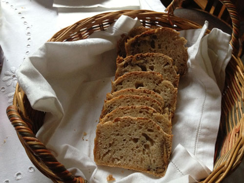 Foto von aufgeschnittenem Brot in Korb