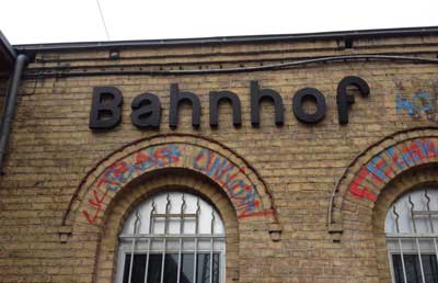 Bahnhofsbuchstaben Bahnhofsbeschriftung am Hauptgebäude ist zu sehen