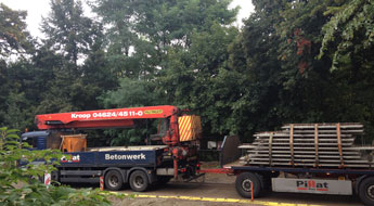 Blick auf LKW vor der Tür heute Foto - Blick auf einen langen LKW heute ist zu sehen.