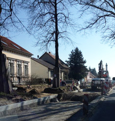 Foto von der Straße mit dem zweiten weißen Bagger ist zu sehen - heute.