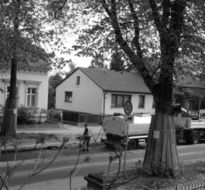 Foto von der im Bau befindlichen Straße, die Flächen werden immer besprüht - heute.