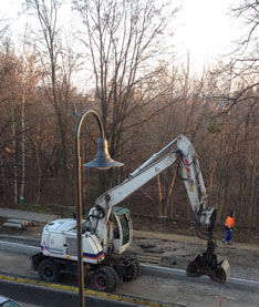 Foto von der anderen Straßenseite, der weiße Bagger der Firma Eurovia kommt - heute früh