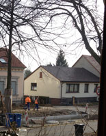 heute Foto von Fußweg/Baustelle gegenüber mit Eur.-Arbeitern ist zu sehen - heute morgen.