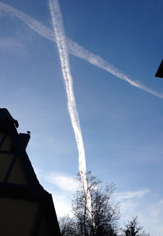 Foto von Himmel und Kondensstreifen ist zu sehen - heute.