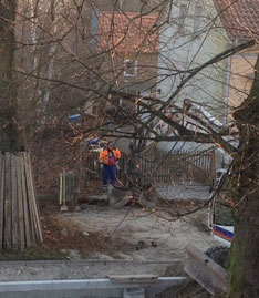 Foto vom Bagger an der Linde Nr. 74 ist zu sehen - heute früh.