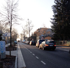 Foto von der Straße mit Fahrzeugstau ist zu sehen - heute.