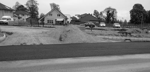 heute Foto von der im Bau befindlichen Straße, hier am anderen Ende, - heute.