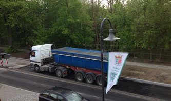 LKW mit Asphalt heute früh Foto von der im Bau befindlichen Straßenseite mit großem LKW ist zu sehen - heute.