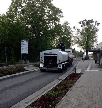 Tankfahrzeug heute früh Foto von der im Bau befindlichen Straße mit einem Tankfahrzeug ist zu sehen - heute.