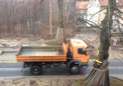 Blick auf die Straße mit LKW heute Foto von LKW ist zu sehen - heute.