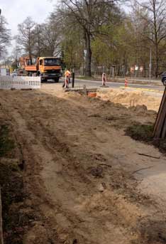 Foto von der Grundstückgrenze - alles aufgewühlter Sand.