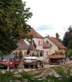 Blick auf andere Straßenseite - Graben im Fußweg Blick auf andere Straßenseite Foto von heute - ist zu sehen.