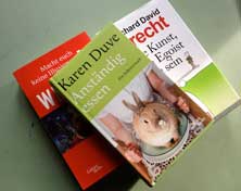 Bücher Foto von Büchern auf einem Schreibtisch - heute.