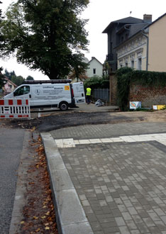 Foto von der neuen Laterne vor dem Haus Nr. 133 Linde 74 ist zu sehen.