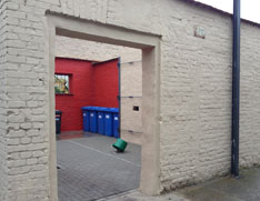 Foto: Mülltonnenplatz - heute gesehen Foto von einem Mülltonnenplatz in Höhe des Hauses Nr. 32 ist zu sehen.