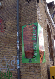 Döner? Foto von einem Schild an einem Haus ist zu sehen.