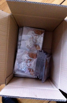 Foto von Karton mit Inhalt heute Foto von Karton mit DVD-Hüllen ist zu sehen - heute.