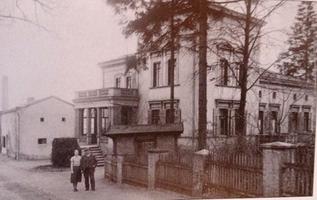 historisches Foto von dem Gebäude ist abgebildet.