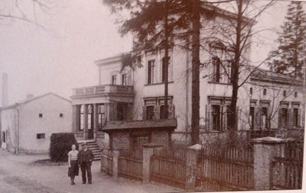 historisches Foto historisches Foto von dem Gebäude ist abgebildet.