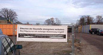 ehemaliges Kasernengebäude Foto von ehemaligem Kasernengebäude und verwüstetem Land ist zu sehen - heute.