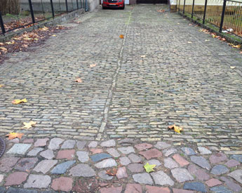 Blick auf Einfahrt in der Stadt Werder, heute Foto von einer alten Einfahrtspflasterung - heute.