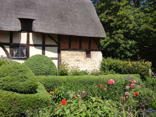 Foto von einem reetgedeckten Haus in Middleengland.