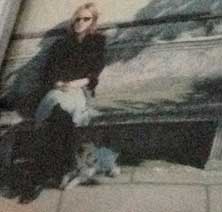Foto von Frau mit kleinem Hund unter einer Bank in Sanssouci
