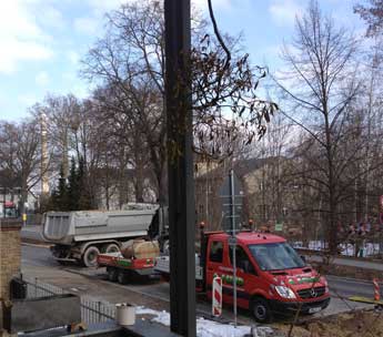 heute LKW in die Eisenbahnstraße 131 aktuelles Foto: LKW fährt auf das Grundstück Freitag mit Erde heute in der Eisenbahnstraße 131