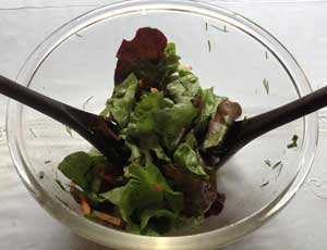 Foto von einer Schüssel mit frischem Blattsalat. title=