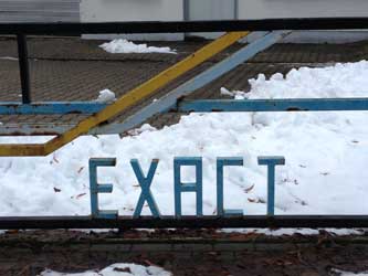 Foto von einem Zaun mit dem Wort exact in der Eisenbahnstraße.