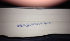 Blick auf Buch heute Foto - Blick auf ein Buch mit Stempel ist zu sehen.
