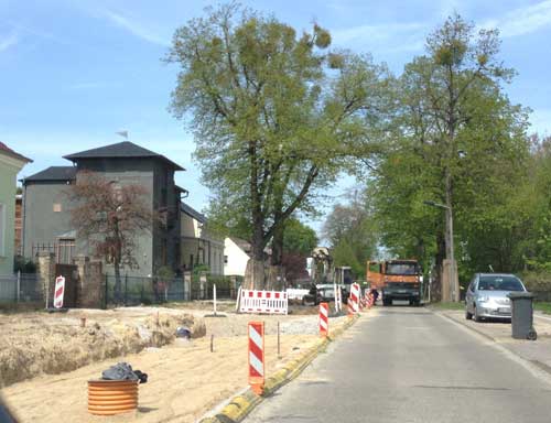 Foto von Baggger und großem LKW vor dem Haus in der Einfahrt und auf der Straße.