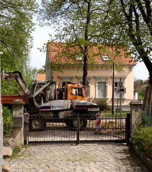 Foto von Bagger und LKW direkt vor der Einfahrt.