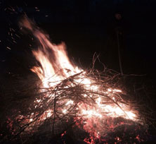 Blick auf Lagerfeuer heute Foto von Lagerfeuer ist zu sehen - heute.