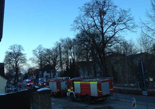 heute gesehen in unserer Eisenbahnstraße Foto von mehreren Feuerwehrautos in der Straße