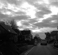 Foto von Straße und Himmel ist zu sehen - heute.