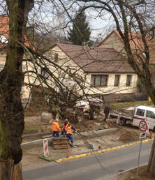 Foto von Straße mit Arbeitern ist zu sehen - heute.