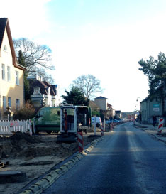 Foto von Straße mit grünem Auto ist zu sehen - heute.