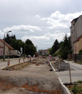 Bagger am Gartenweg Foto von Bagger und LKW in der Straße ist zu sehen.